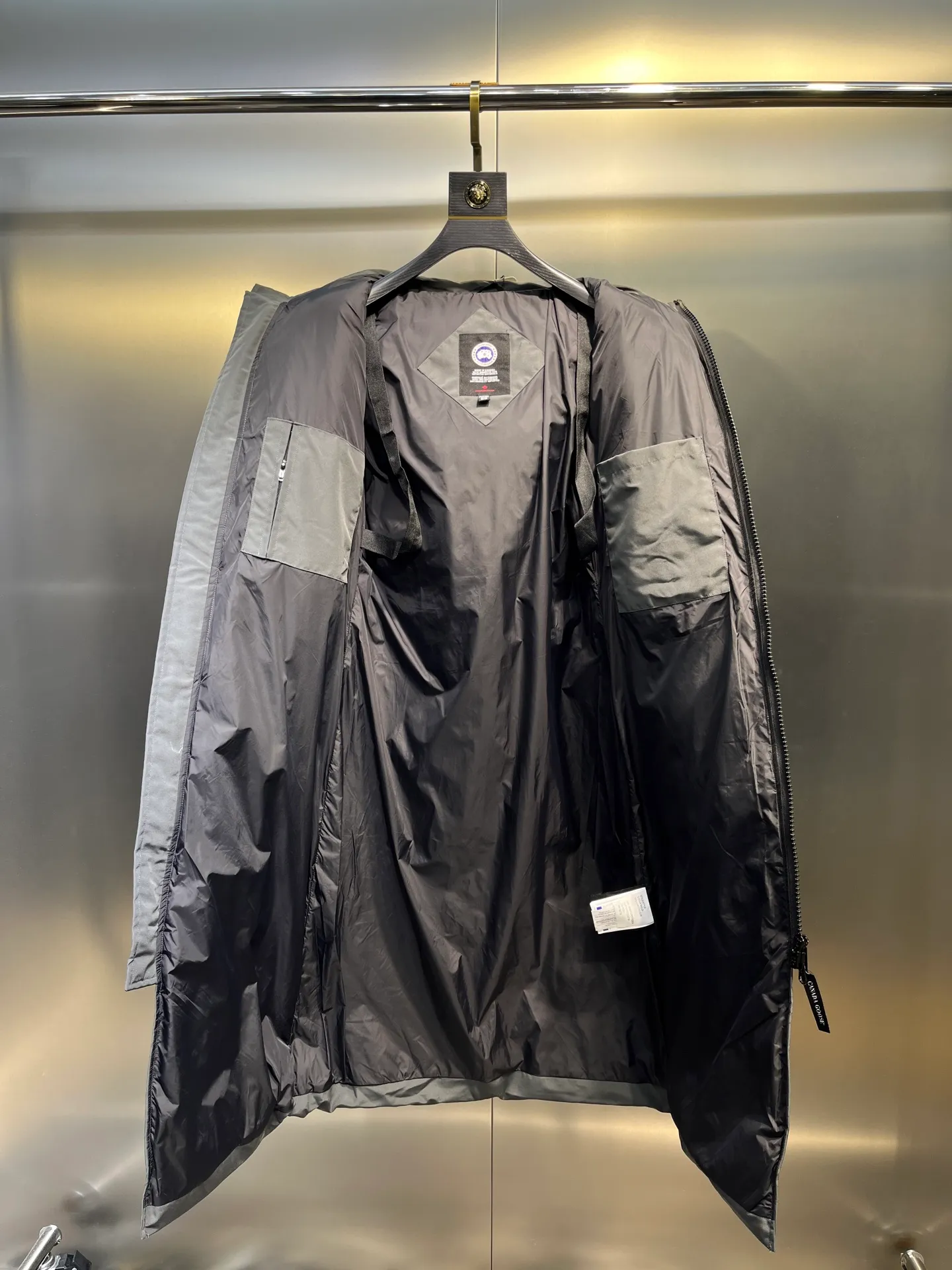 P860 graphite gray) CANADA GOOSE parka 22 styles ➖ Genuine synchronous anti-counterfeiting chip sensor! ➖ Imported 21-count polyester-cotton blended original fabric [last year’s 16-count/18-count hard fabrics have been completely eliminated, this year all use 21-count genuine synchronous fabrics, the soft mid-strap feels delicate and textured], genuine synchronous Feather-Light 10D waterproof coating fabric, made of 84.5 polyester fiber and 15.5 cotton, 100% the best feel in the entire network! ➖ The genuine official website is synchronized with the national standard 80 white duck down, you can check the official website customer service, there will never be a series of misleading claims such as 90 down or goose down! ➖ Using the best nylon lining with double double-layer sealing design, velvet-proof No. 7 needle + grid-filled down ready-made garments, there is 100% no so-called velvet running! ➖ The cuffs are designed with thickened seamless threads, and the collar and pockets are lined with top-quality polar fleece to keep you warm and comfortable! ➖ Yoshida YKK provides original custom-made electroplated sliders. YKK two-way lockable zippers are tight and smooth and will not peel off paint! ➖ 3M composite guarantees that the Velcro is the same as the original, durable, and all accessories and hardware are custom-made! ➖ Imported BEHRINGER embroidery machine to customize the 10,000-needle embroidery logo, 98% of which can be reproduced to restore the original logo. You can check and compare on the official website! ➖ The fur collars are all made of large pieces of Western Canadian blue wolf hide, ensuring that each fur collar is 13-15cm wide! size：xs-xl